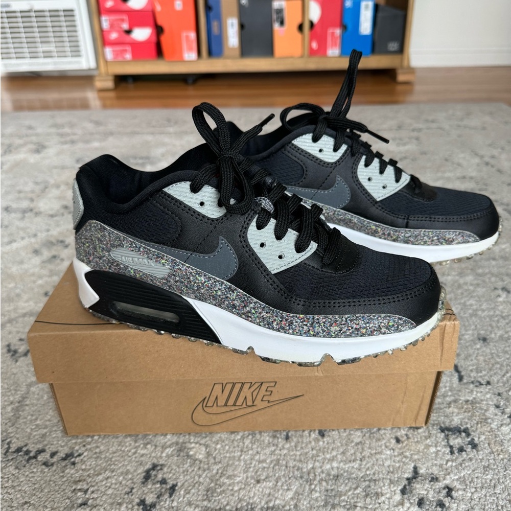 Like NEW Nike Air Max 90 SE GS black suede grey LT smoke grey  sneakers RARE.